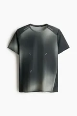 Remera deportiva de manga corta con tecnología DryMove, de corte estándar y cuello redondo, en tono gris con efecto degradado y detalles reflectantes.