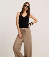 Pantalón wide leg color crudo, con cintura elástica ajustable con cordón y textura.