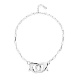 Collar plateado con cadena de eslabones rectangulares y cierre de mosquetón entrelazado grande.