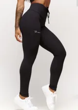 Calza deportiva roja de tiro alto con cordón ajustable en la cintura y logo estampado en la pierna.