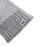 Guantes de tejido de punto en color gris, con diseño de textura trenzada en la zona de la muñeca.