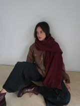 Pashmina rectangular color beige claro, de tejido suave y liviano. Ideal para usar como chalina o bufanda.