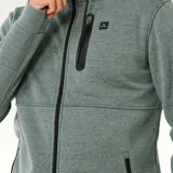 Campera técnica con cierre frontal completo, capucha ajustable con cordones y bolsillos laterales con cierre. Presenta un bolsillo adicional en el pecho con cierre termosellado y logo de la marca. Diseño de tejido técnico en color verde jaspeado.