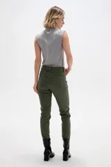 Pantalón jean skinny de calce medio, color negro.