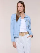 Campera de denim liviano azul, de corte clásico y silueta recta, con cuello camisero, cierre frontal con botones rústicos y bolsillos con solapa en el pecho.