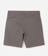 Bermuda masculina de sarga color beige con corte recto, bolsillos funcionales y trabillas para cinturón.