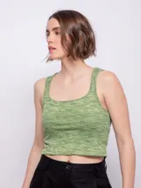 Top al cuerpo de tejido de punto color salmón con líneas horizontales en blanco y naranja.