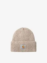 Gorro tipo beanie de tejido de punto grueso con textura acanalada y efecto moteado. Presenta un diseño con puño doblado y una etiqueta cuadrada con el logo de Carhartt aplicada en el frente.