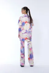 Remera de mangas largas con cuello alto y estampado floral multicolor.