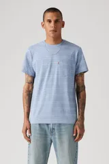 Remera celeste a rayas horizontales con bolsillo en el pecho.