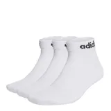 Pack de tres pares de medias tobilleras Adidas color blanco, con el logo de la marca estampado en negro en el borde superior.
