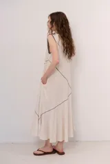 Vestido midi de corte diagonal, color marrón, con diseño sin mangas y escote redondo.