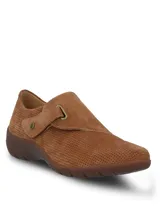 Zapato casual Hush Puppies modelo Albi, color marrón, confeccionado en cuero con textura perforada. Presenta un diseño de empeine cerrado con ajuste de velcro lateral y suela de goma al tono.