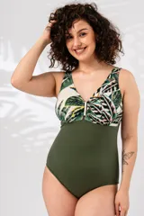 Malla entera color verde militar, con escote en V y aplique metálico. Parte superior con estampado de hojas de palmera en tonos blanco y verde.