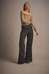 Pantalón de jean gris oscuro, de tiro alto y pierna ancha, con cinco bolsillos y costuras a contratono.