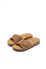 Sandalias tostadas estilo Birkenstock con una tira ancha cruzada en el empeine, hebilla metálica dorada decorativa y suela de corcho con base de goma negra.