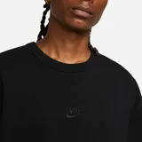 Camiseta negra de corte holgado con logo Nike bordado en el pecho.