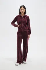 Campera con capucha de terciopelo color bordó, con cierre frontal, bolsillos tipo canguro y texto bordado en el pecho.