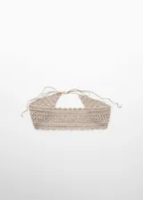 Cinturón estilo fajín confeccionado en tejido crochet, con diseño calado y cierre mediante lazos para anudar en la parte posterior.