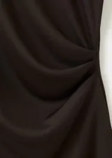 Camiseta marrón de manga larga acampanada, con cuello perkins, diseño entallado y detalle fruncido en el lateral de la cintura.