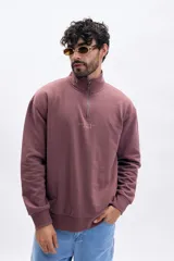 Buzo deportivo color marrón con medio cierre en el cuello y estampado frontal con la frase "NATIONAL PARK" en color blanco.