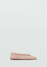 Zapato tipo bailarina flat en tejido mesh color rosado, con punta fina y detalle de strass incrustado en toda la superficie.