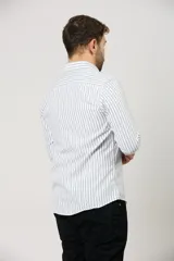 Camisa de manga larga con estampado de rayas verticales, cuello abotonado y cierre frontal con botones.