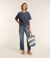 Remera de algodón color verde oliva con cuello redondo y mangas cortas.