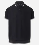 Polo de hombre marca Marfinno, confeccionada en tejido de media malla con textura rayada. Presenta cuello polo con botones y mangas cortas con terminaciones en rib con detalles contrastantes.