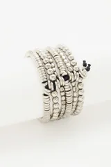 Pulsera plateada de múltiples vueltas con cuentas de metal y plástico unidas por un cordón negro.