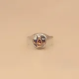 Anillo de plata 925 y oro 9k con diseño de cruz.
