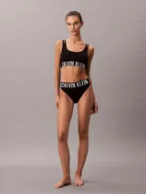 Bombacha de talle alto Calvin Klein modelo Intense Power, confeccionada en microfibra elástica. Presenta un diseño de pierna alta con la icónica cinturilla elástica con el logo de la marca en contraste.