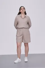 Short color visón de tiro alto, corte recto y largo hasta la rodilla.