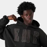 Campera negra con capucha y cierre frontal, corte boxy y bolsillos tipo canguro. Estampado con letras "EME" en el pecho.