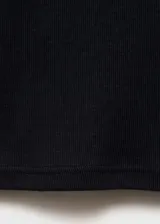 Camiseta de manga larga entallada con cuello en pico y detalle de ribete en contraste en el escote y los puños.