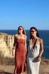 Vestido midi azul de punto con detalles metalizados dorados, escote palabra de honor y corte ajustado al cuerpo.