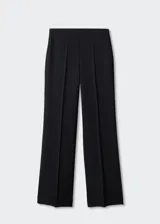 Pantalón de vestir estilo wideleg, de tiro medio y corte recto, confeccionado en tejido fluido con forro interior. Presenta bolsillos laterales y cierre oculto con botón, gancho y cremallera.