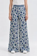 Pantalón ancho de algodón con cintura alta y bolsillos laterales, con estampado floral en tonos azules sobre fondo claro.