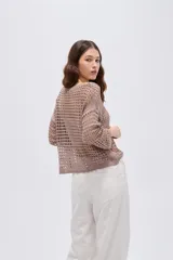 Sweater de algodón color beige, tejido calado, holgado, con escote en V y mangas 3/4.