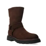 Botas de caña media color marrón, confeccionadas en material sintético con textura gamuzada. Presentan una tira decorativa con hebilla metálica en el tobillo y una suela track negra de goma.