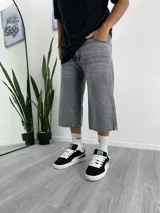 Bermuda gris de denim con corte ancho a la rodilla.