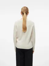 Sweater de punto con cuello redondo y mangas largas, de calce regular con puños y ruedo acanalados.