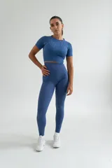 Legging deportivo de tiro alto con diseño de frunce en la parte posterior, confeccionado en tejido elástico con estampado sutil de líneas onduladas.