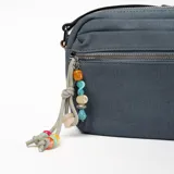 Bandolera azul con correa larga regulable de cuero sintético marrón y charm colgante de cuentas de colores.