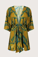 Kimono fluido con estampado abstracto en tonos mostaza y verde azulado, con mangas tres cuartos y lazo ajustable en la cintura.