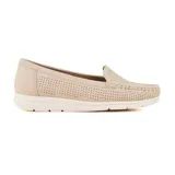 Mocasines color beige con capellada perforada y suela blanca.