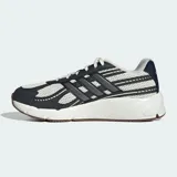 Championes Adidas Technocaos 2000 de estilo retro inspirado en los años 2000. Presentan un diseño con base de malla transpirable y superposiciones sintéticas en tonos oscuros, con las icónicas tres tiras laterales. Incorporan mediasuela con tecnología Cloudfoam para mayor amortiguación y suela de goma esculpida.