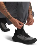 Pantalón cargo deportivo Under Armour modelo Unstoppable, color gris, con tecnología UA Storm repelente al agua, tejido elástico en cuatro direcciones, cintura elástica con cordón interno y múltiples bolsillos con cierre.