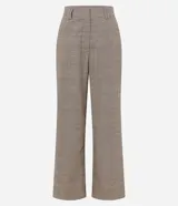 Pantalón de sastrería modelo wide leg con estampado de cuadros, confeccionado en tejido crepé. Presenta cintura alta estructurada con trabillas, bolsillos traseros y cierre discreto.
