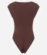 Body de poliamida color marrón, con escote canoa, sin mangas y detalles drapeados en los hombros. Presenta un diseño ajustado al cuerpo.